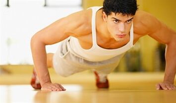 Um homem realizando exercício de ginástica com prostatite crônica