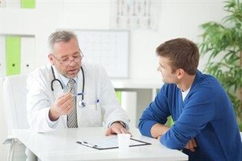 Urologista consulta paciente com prostatite crônica